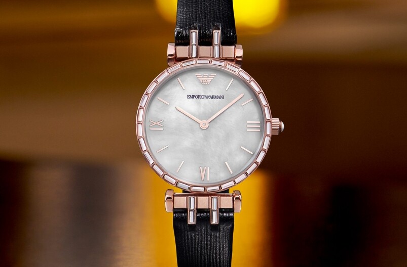 而另一款兩針黑色皮革腕錶，錶帶看似低調，但於錶殼加入長方型閃爍元