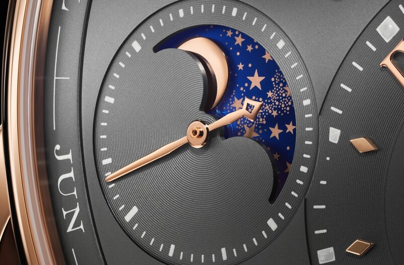 腕錶七點位置的月相顯示窗，事實上是擁有兩層包括月相顯示與日／夜顯