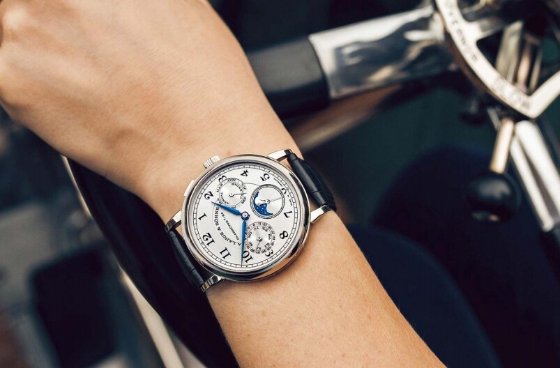 喜歡月相錶嗎？我肯定毫無疑慮地推介你朗格（A. Lange & Söhne）。21年前，朗格推出