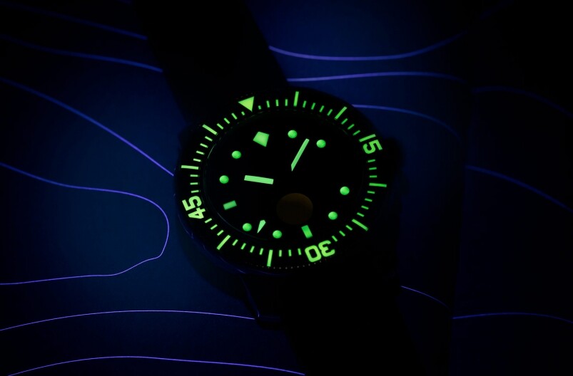 作為潛水錶，夜光功能是為一基本標準功能，如此才可在水底中清楚讀時
