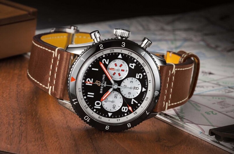 Super AVI Mosquito 超級飛行員腕錶「蚊式轟炸機」特別版，則採用緞面磨砂黑色陶瓷錶