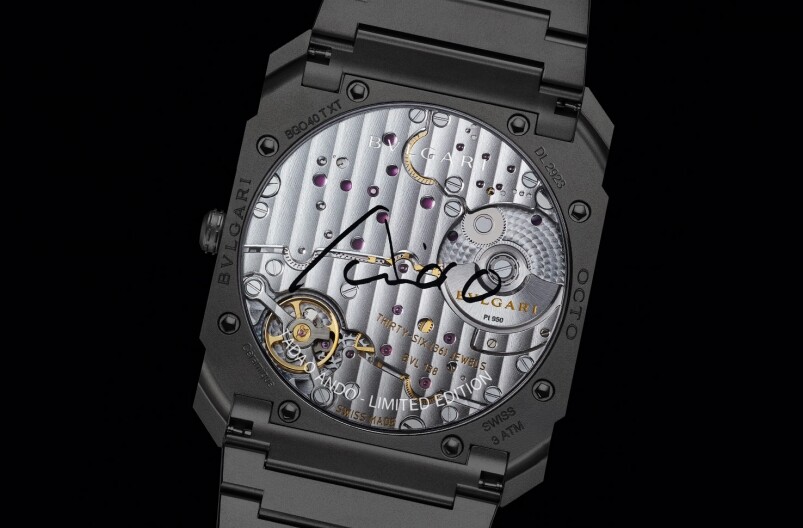 錶背上同樣有「ANDO」的簽字，更顯出其聯乘的意味。