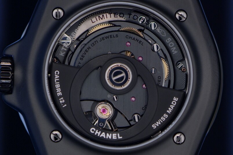 腕錶搭載Caliber 12.1自動上鏈機芯，備有70小時動力及瑞士天文台COSC認證，縱