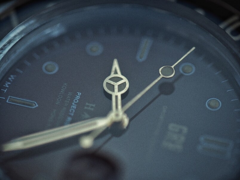 在這款PANTON「GRS H ↑ K 1959」聯名腕錶之上，可以在不少細節看到一款熟口熟面的