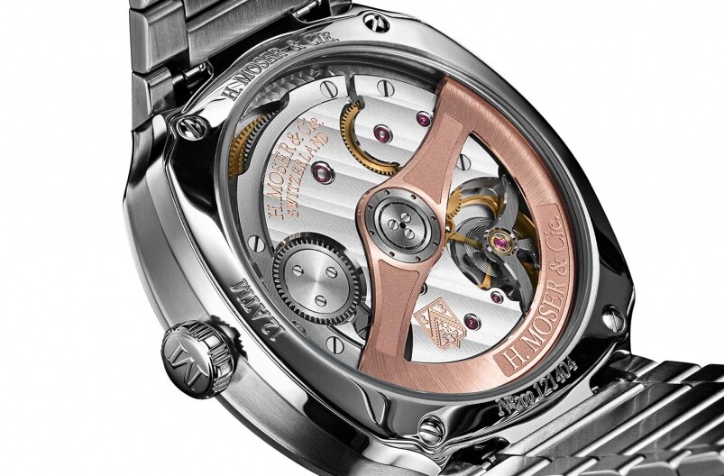 透明錶背之下，是一枚完全由品牌自家設計、研發及生產的HMC 200自動上鍊