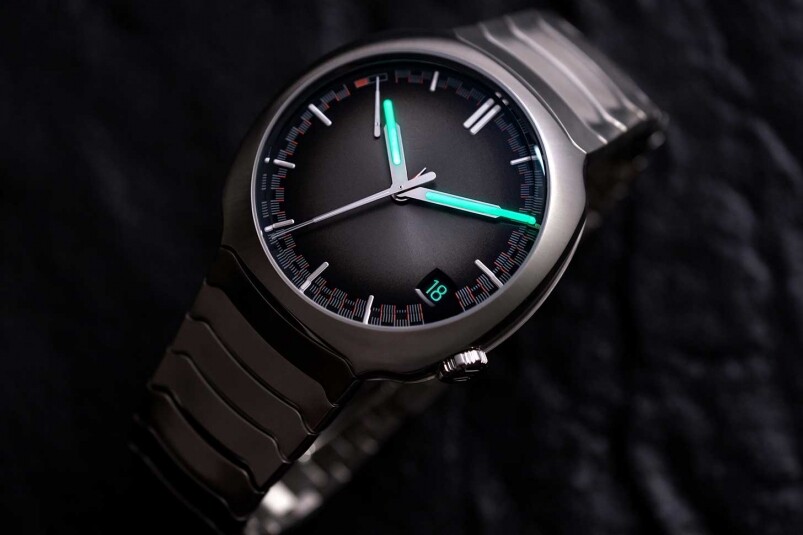 我最喜歡H. Moser & Cie. Streamliner Perpetual Calendar的設計是，腕錶使用微弧形的藍寶石水晶鏡面，線
