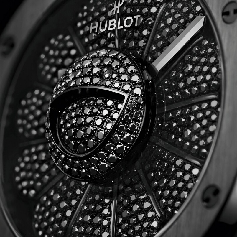 而且錶盤上的太陽花更是可動的，多得HUBLOT工程師自主研發的滾珠軸承系