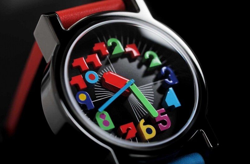 「2LAZY」則用上全黑錶殼，配上紅藍色錶帶，又是另一種貫徹彩色的感覺，在黑