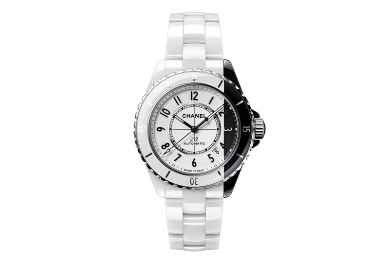 新錶J12 Paradoxe以黑、白色陶瓷為錶殼，左邊雪白，然後Chanel大刀一揮，右邊錶耳、錶