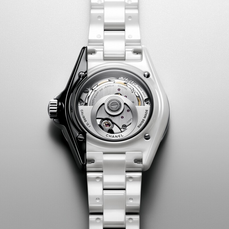 翻至Chanel J12 Paradoxe錶背，可以見到Kenissi機芯廠專為Chanel製造的Caliber 12.1自動上鏈機
