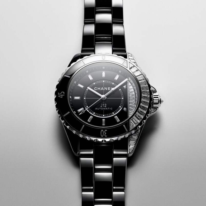 另一款Chanel J12 Paradoxe則以黑色為主，錶殼由白金及黑色陶瓷製造，右側的錶殼