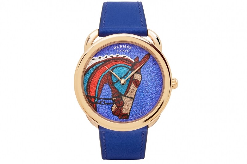 驟眼看這一枚Arceau “Robe du Soir” 腕錶，你會看見一個彩色駿馬圖案，但仔細一看，卻