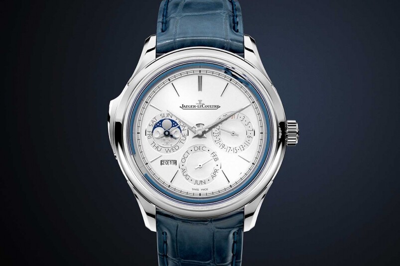 腕錶備有藍色琺瑯錶盤及銀色錶盤兩款型號，前者飾有機刻紋理，後者則
