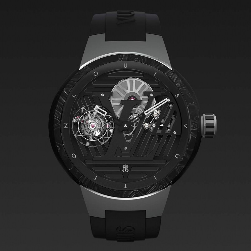 這一枚Tambour Curve Flying Tourbillon Poinçon de Genève腕錶，最搶眼的莫過於錶盤中央的「LV」logo，透過
