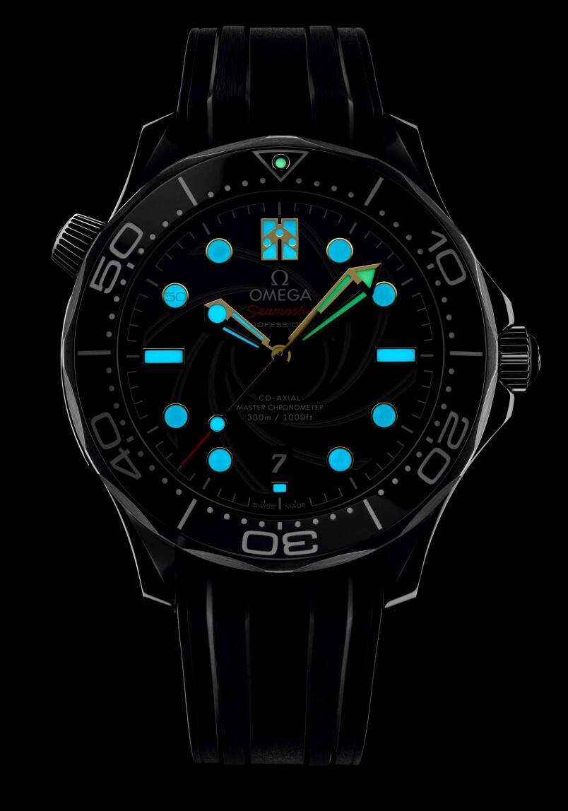 當腕錶在夜晚或暗黑環境之中，時標與時針會呈現藍色夜光顏色，而分針