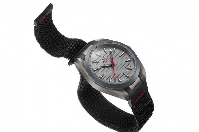 每枚Ultra Light腕表均配備橡膠錶帶，另附上適合運動時使用的舒適纖維錶帶