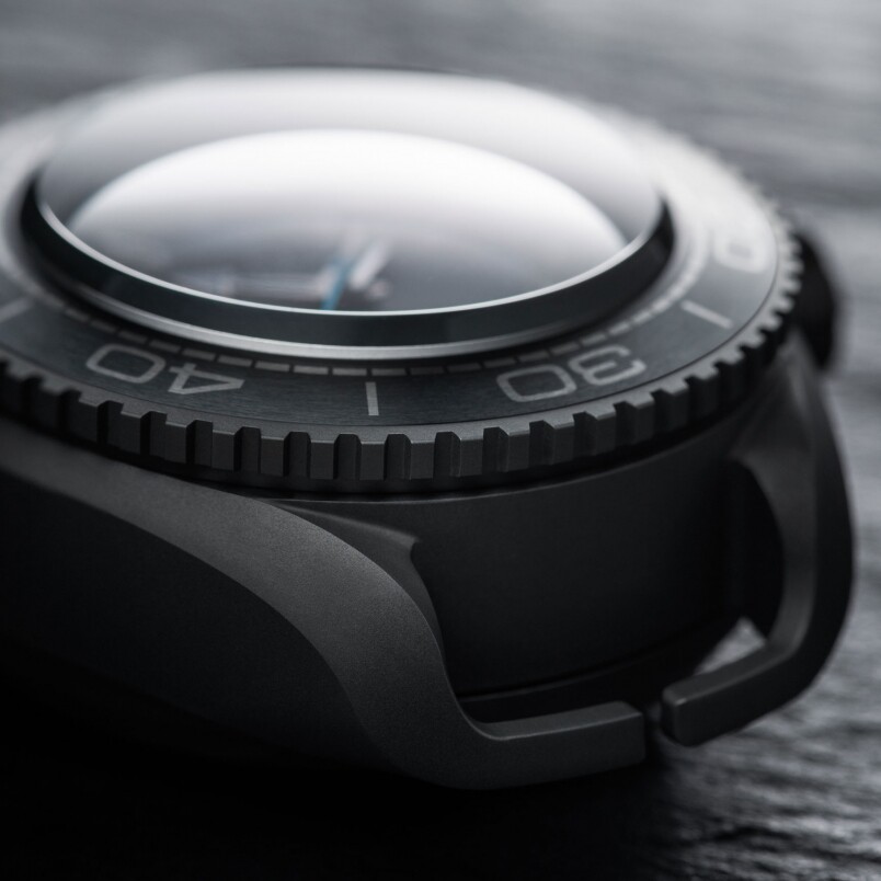 Ultra Deep的錶耳特別採用全新的設計，與鈦金屬錶殼整合為一，令腕錶及表錶