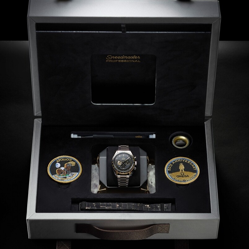 錶盒及配件也很華麗，腕錶特別以登月裝置固定，內附兩個登月任務繡章