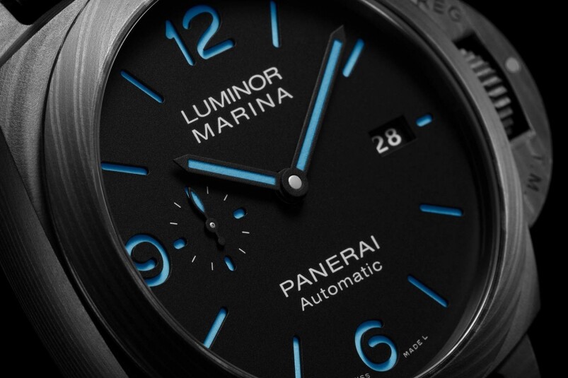 黑色的三文治錶盤，讓藍色 Super-LumiNova夜光塗層更有神秘感，相信過去的Luminor Marina系