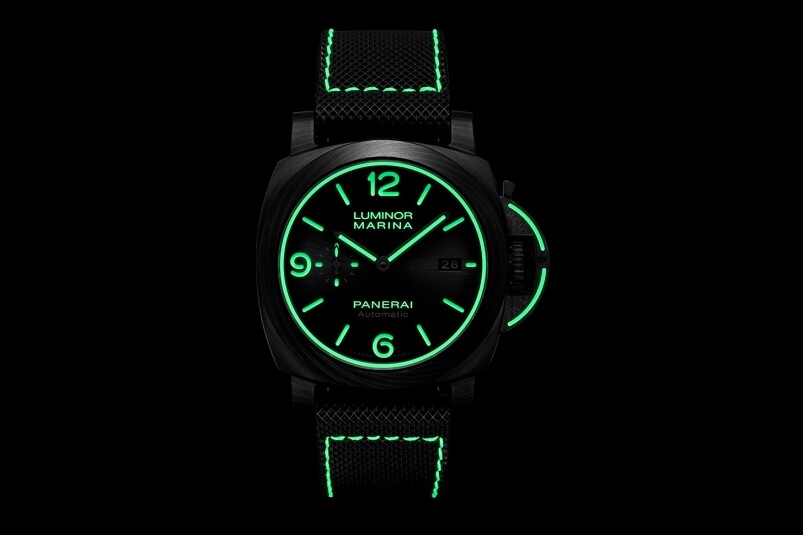 身披Carbotech碳纖維錶殼的PAM1118，本來已經深邃黑暗，黑魂錶殼令全新的夜光細