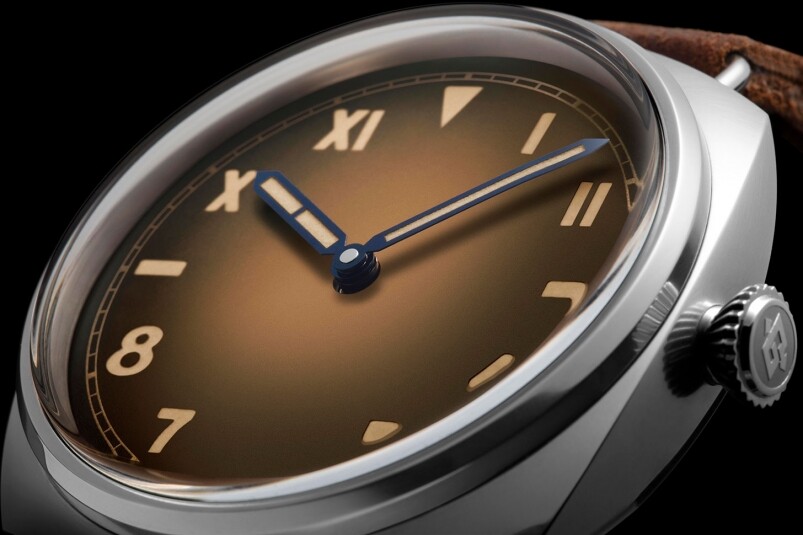 一眼看去，錶面的復古味超濃，首先用上較罕見的California Dial（加洲面），米色的羅馬