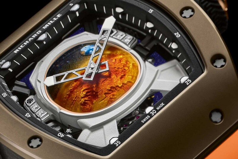 在錶盤的方寸內，是RICHARD MILLE比較少見的琺瑯繪畫錶盤，將從火星之上，回望地