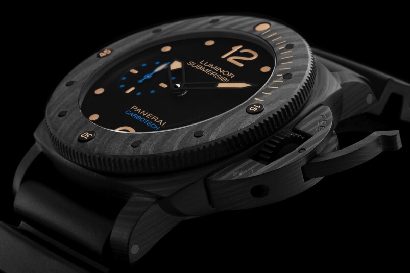 Panerai也為腕錶注入不少設計細節，如錶盤的6時位置特別寫有藍字「CARBOTECH」，9時