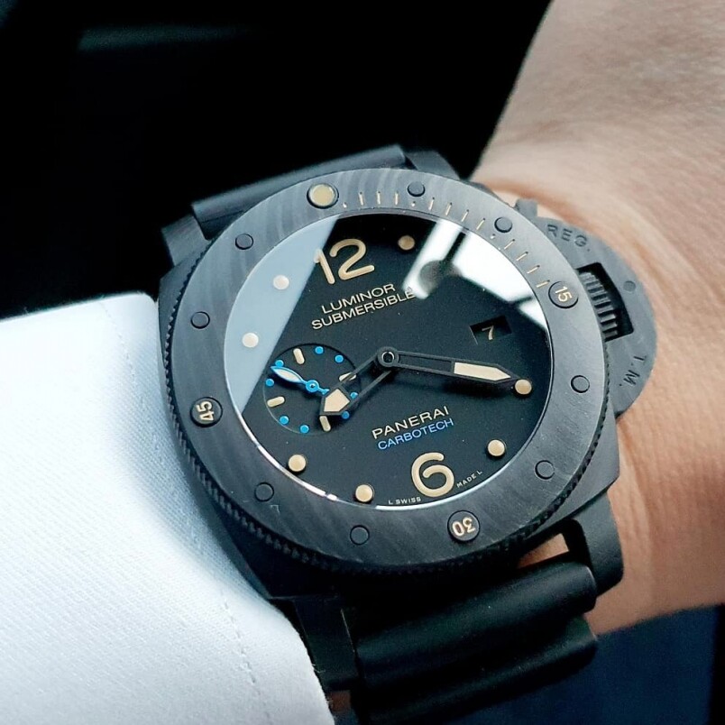 腕錶直徑為大尺寸的47mm，但襯恤衫也未嘗不可，可能因為腕錶的黑調，令