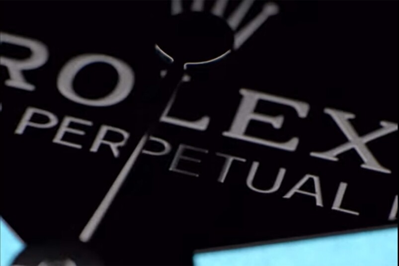 首先新錶很大機會是一款有日期視窗的錶款，因為在片中見到「OYSTER PERPETUAL」這排