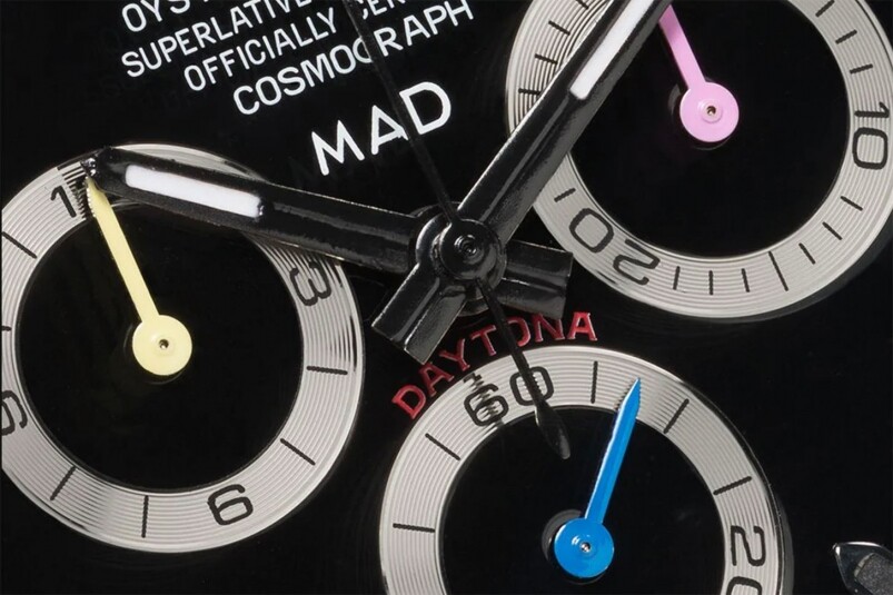 不只是錶殼及錶圈有改裝，錶盤上的三圈計時指針也有換上不同的改裝