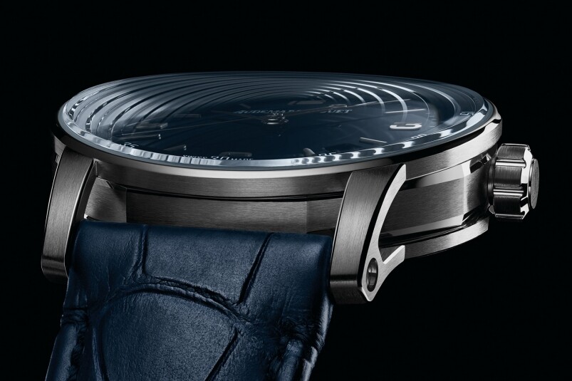 不止錶圈超薄，藍寶石水晶鏡面更呈弧面曲線，不止設計奧妙，更有放大錶