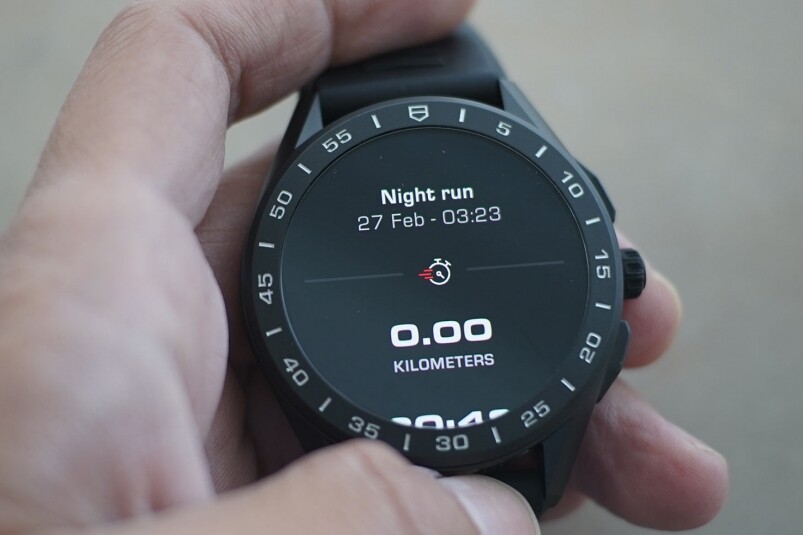 佩戴者可以直接透過腕錶紀錄活動，包括活動速度、步幅、距離、心率及分段