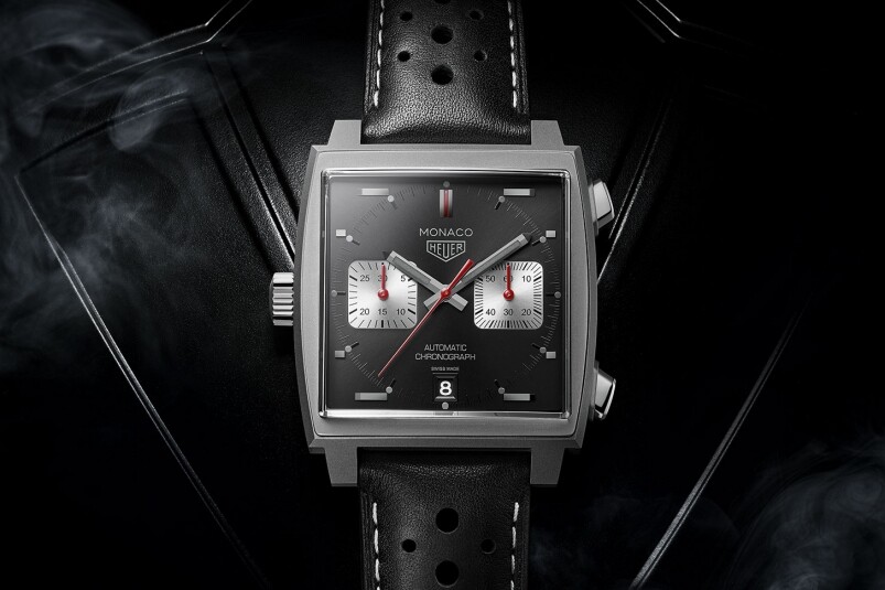 腕錶的尺寸50年來風雨不改39mm，精鋼錶殼及錶圈經噴砂處理，搭載Calibre 11