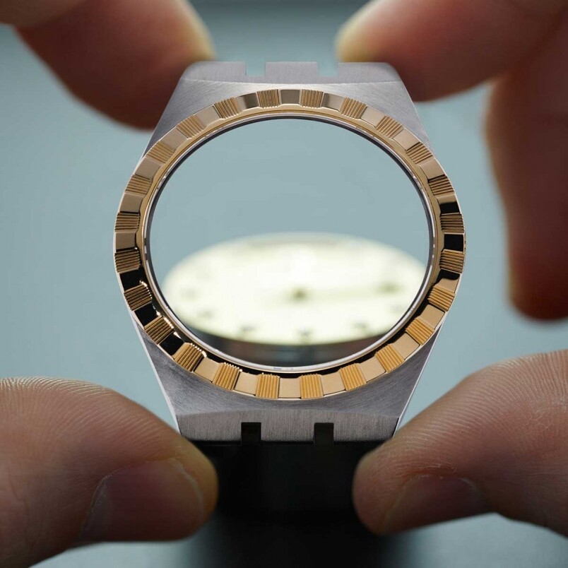 相信大家一看見這枚腕錶，都會將焦點落在與錶殼上的坑紋外圈，剛陽兼