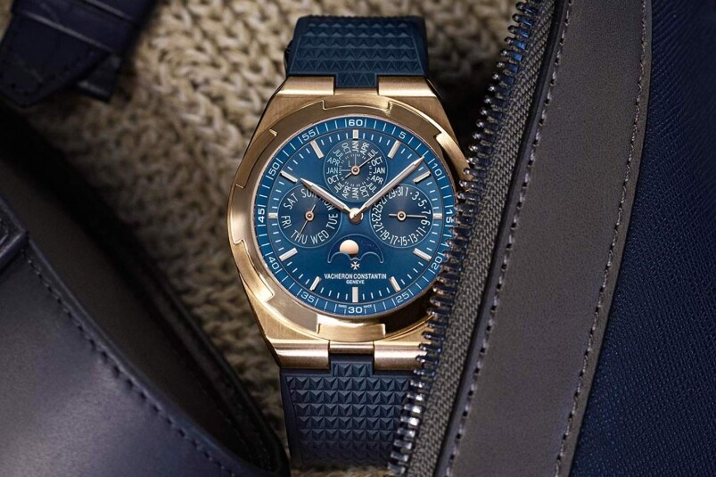 而對比金色錶殼的，是經旭日紋緞面拉絲處理的藍色漆面金質錶盤，如此