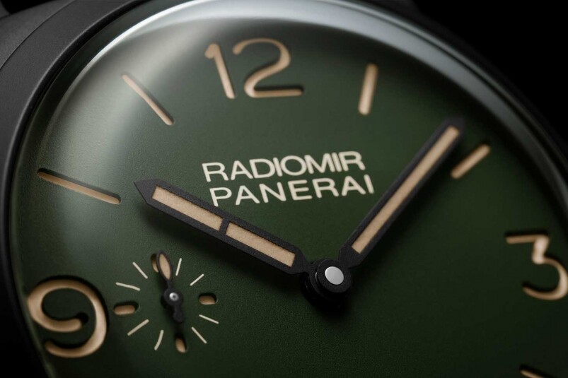用上三文治式結構的錶盤，其阿拉伯數字及小時標示以米色Super-LumiNova®夜光塗