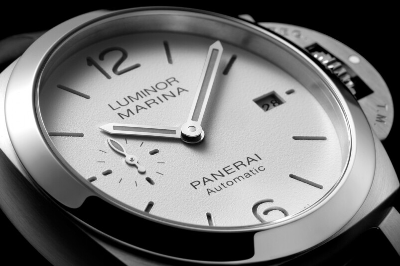白色啞光錶盤依然迷人，因為白面的Paneria本來就少見，很有一股剛中帶柔的