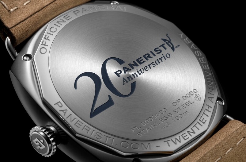 來到錶背，更刻有Paneristi.com社群20周年的標誌，裡裡外外盡是這次合作的元素
