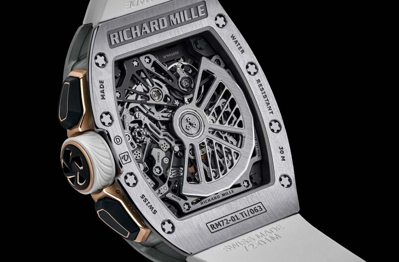 翻到錶背，更覺得RM 72-01機芯的精妙，完全由品牌位於Les Breuleux的工坊製作、組