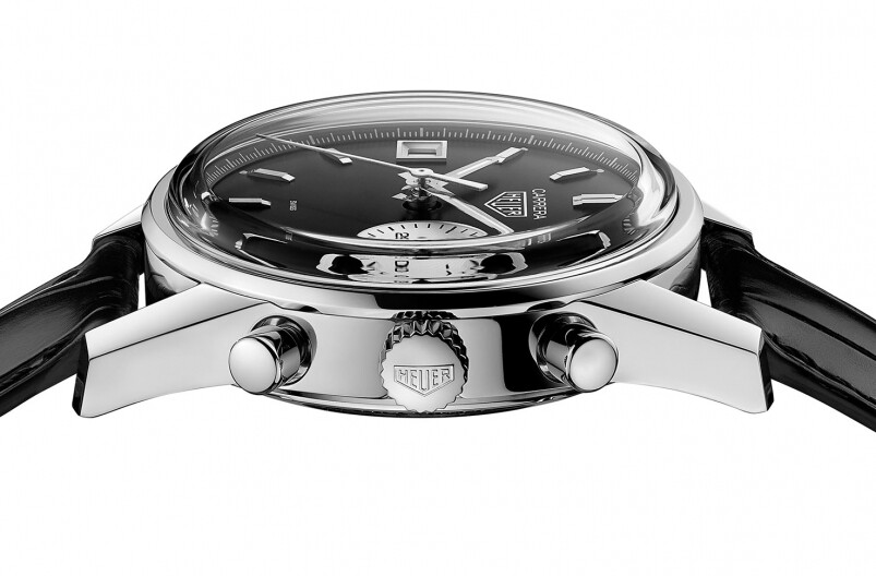 拋光精鋼錶殼為直徑39毫米，配以相襯的黑色皮革錶帶，佩戴舒適，在尺寸