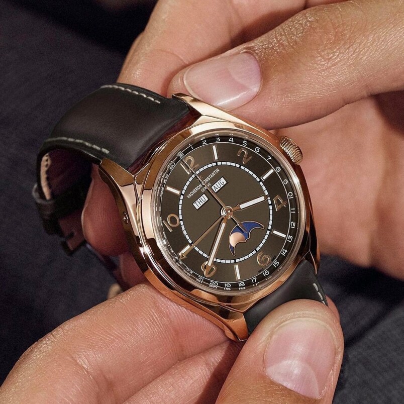 錶盤上設有金質阿拉伯數字時標，與啡色錶面、粉紅金錶殼和諧匹配，最後