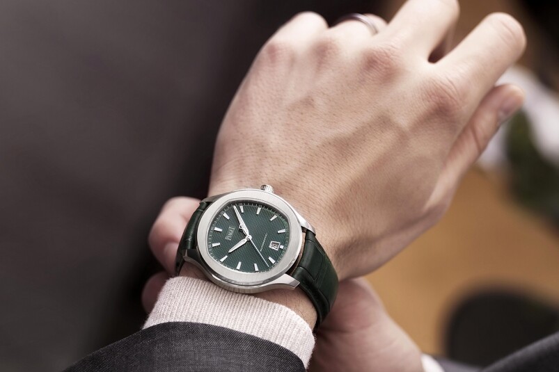 身為配角的深綠色鱷魚皮錶帶亦值得一讚，令綠調由錶盤一直延伸至錶