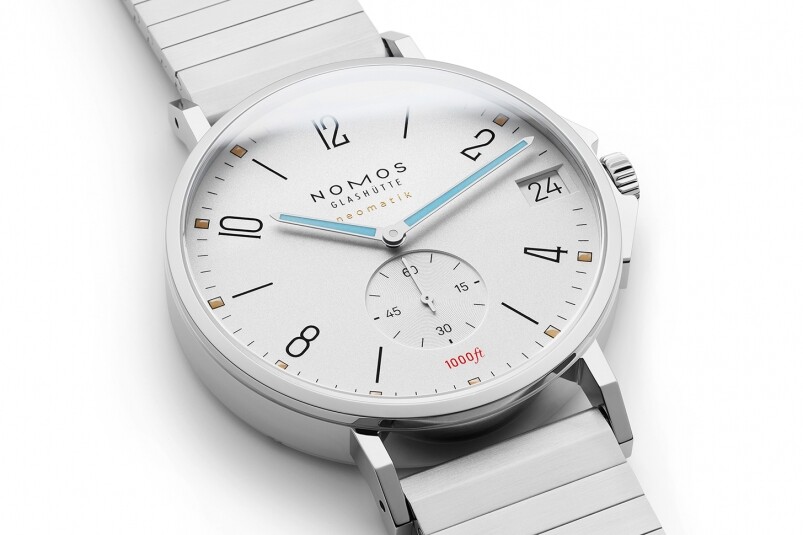 NOMOS向來注重細節，腕錶的精鋼鏈帶是另一亮點，材質是醫療級精鋼，具有耐