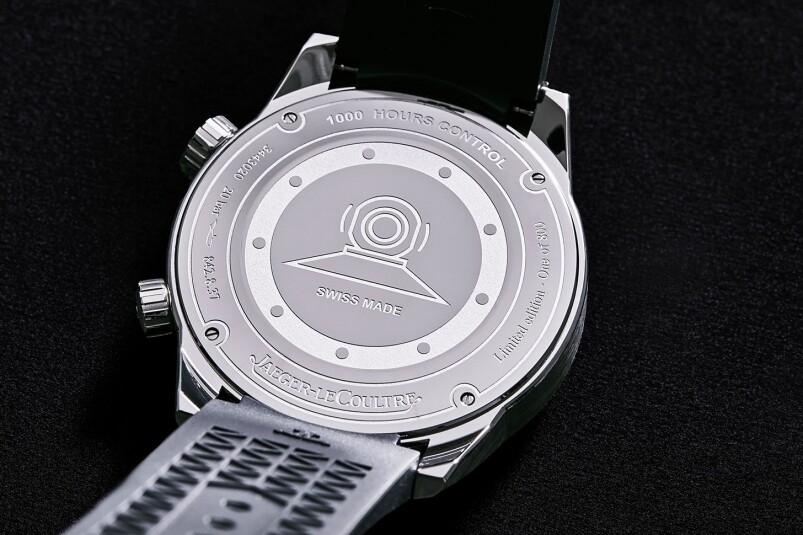 值得一提的，是腕錶的密封式底蓋雕刻了四個特別的圖案，包括SCUBA潛水徽