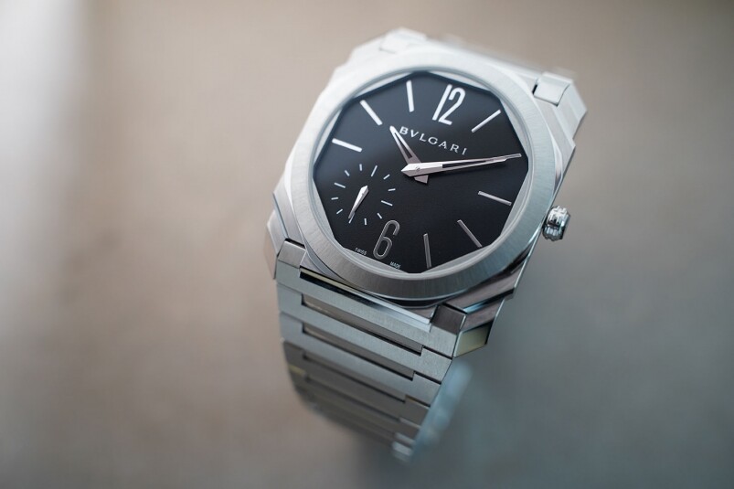 而另一款同為緞面拋光的非單色錶款的Octo Finissimo Automatic，則以噴砂精鋼作為主調