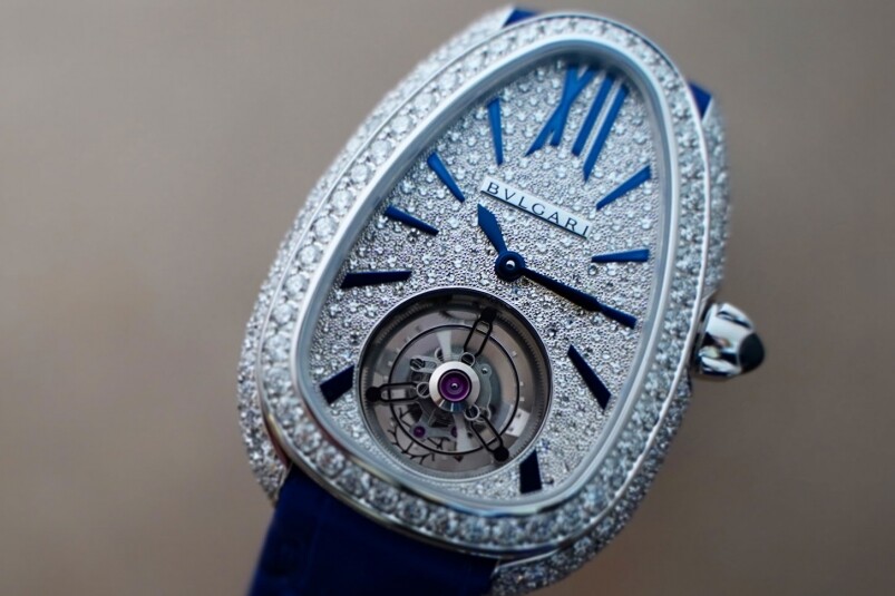 另外，BVLGARI全新的Serpenti Seduttori陀飛輪腕錶也是工藝極致的表現，這是首次將陀飛輪