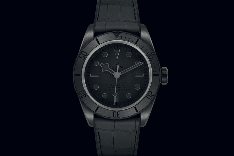沒錯Tudor曾造過Black Bay Dark，但這枚黑得更徹底，除了灰黑色調，整枚腕錶見不到