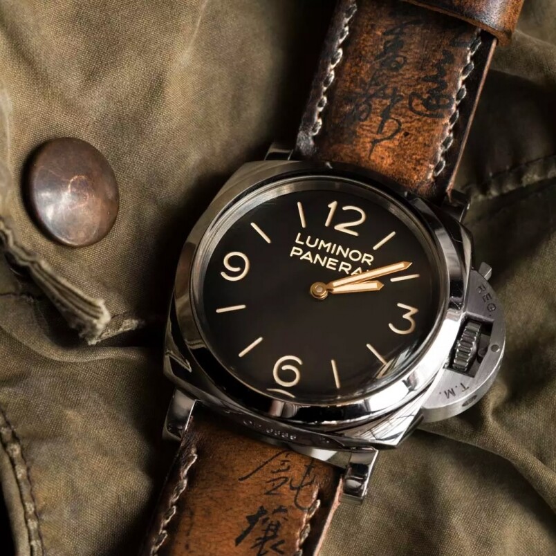 這條書法手工皮錶帶更為特別，WOTANCRAFT運用了手染舊化的技巧，在牛皮錶上模