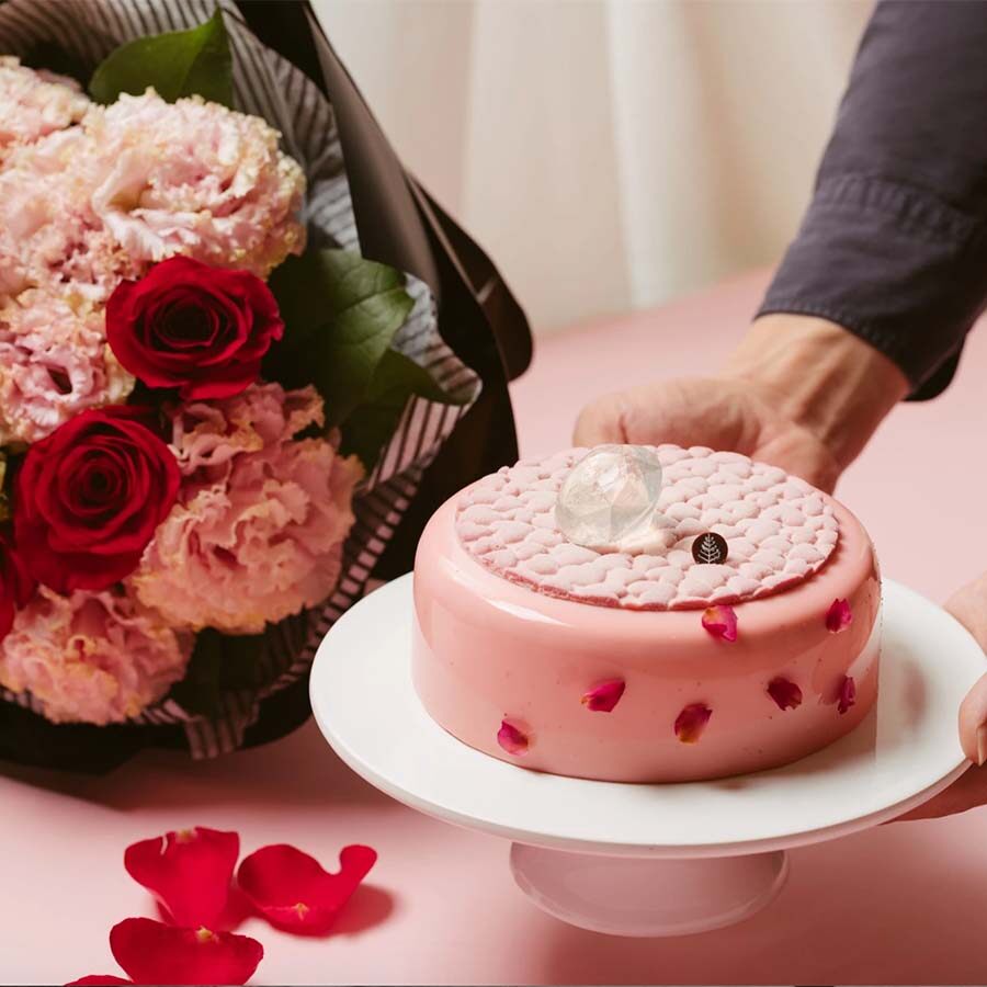四季酒店玫瑰康乃馨花束及半磅紅莓荔枝玫瑰蛋糕